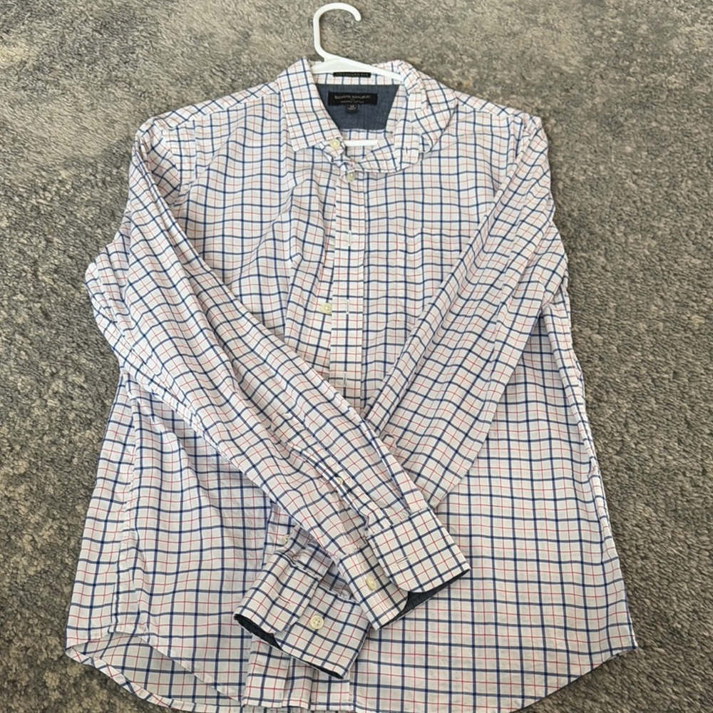 Banana Republic Blue and White Checkered Casual Shirt. Unstructured fit.